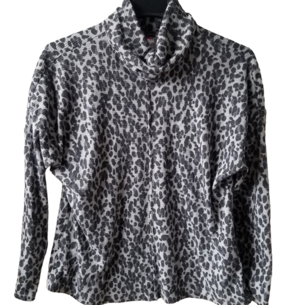 Vince Camuto leopard print turtleneck size XS